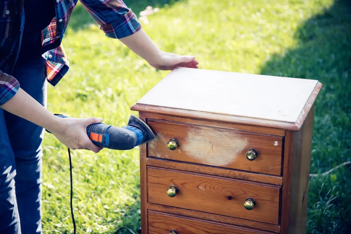 revelez-la-beaute-cachee-des-astuces-incontournables-pour-decaper-un-meuble-verni